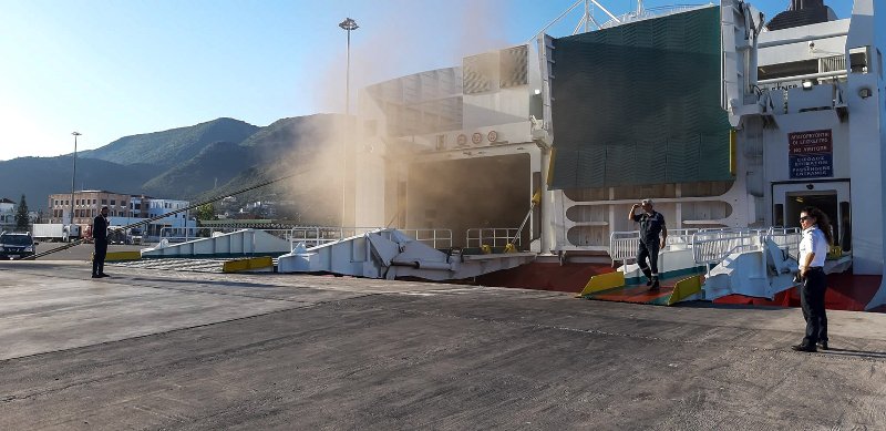 Φωτιά στο πλοίο Olympic Champion