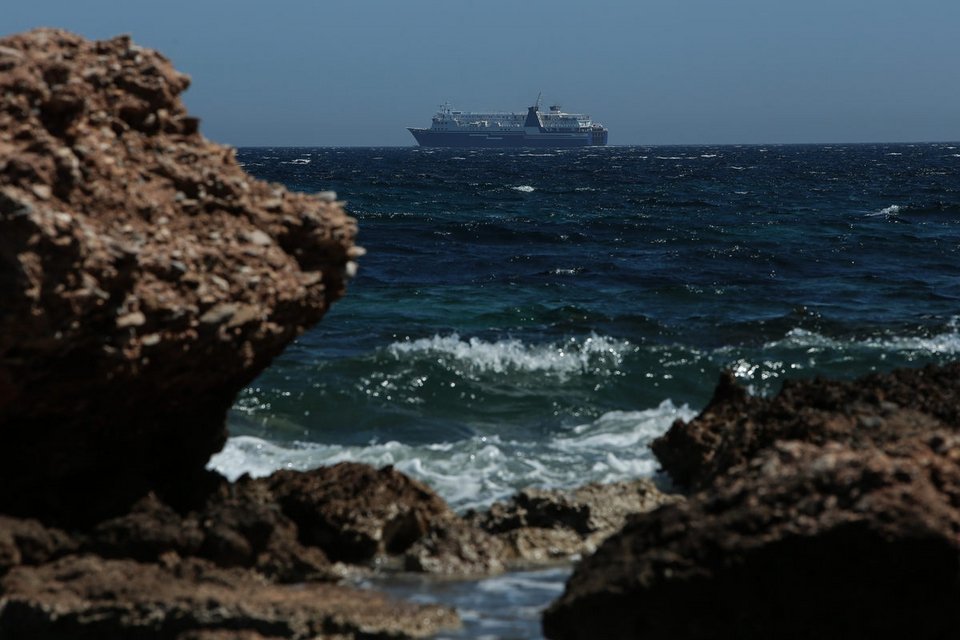 Πλοίο στη θάλασσα από βραχώδη παραλία στο Μάτι