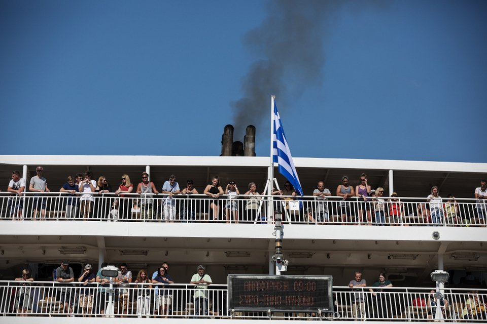 Τουρίστες σε κατάστρωμα πλοίου