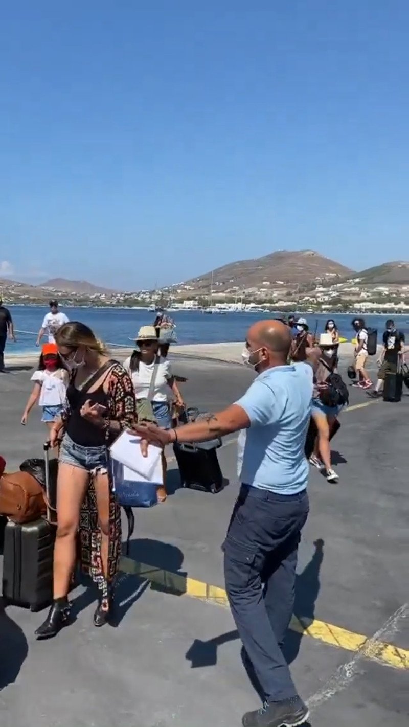 Λιμενικός επιχειρεί να επιβάλει την τάξη