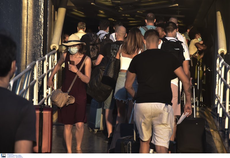 Κόσμος με μάσκα για τον κορωνοϊό σε πλοίο στον Πειραιά/ Φωτογραφία: INTIME NEWS