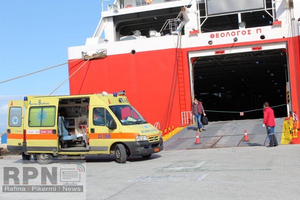 Το ΕΚΑΒ παραλαμβάνει τα ύποπτα κρούμστα κορωνοϊού/ Φωτογραφία: rpn.gr/ Κατερίνα Τράση