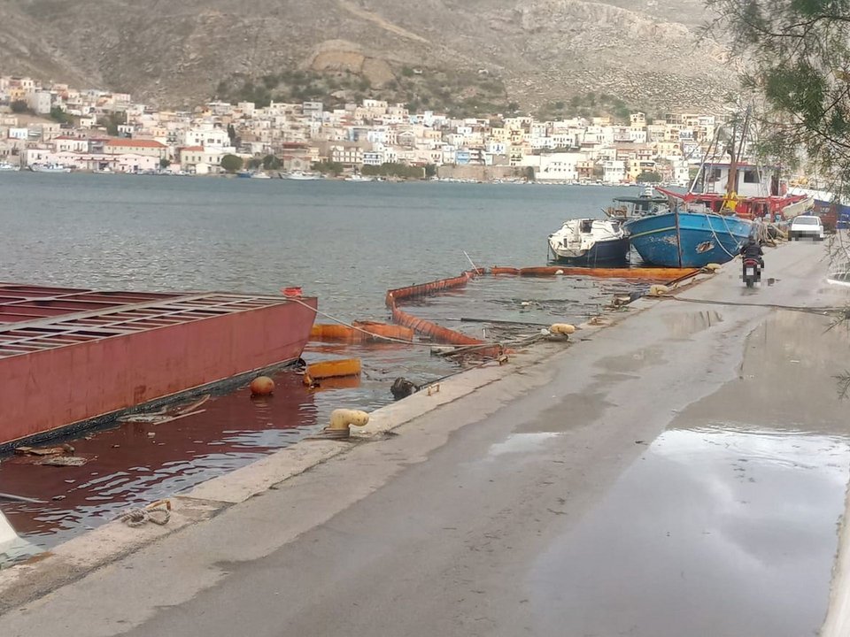 Περίφραξη σε χώρο που βυθίστηκε πλοίο σε λιμάνι στη Κάλυμνο