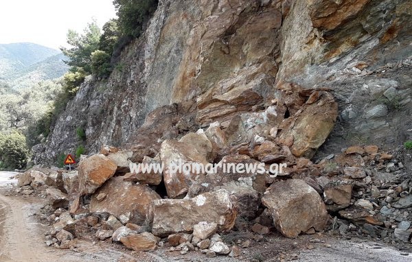 Πέτρες σε δρόμο έπειτα από κατολίσθηση