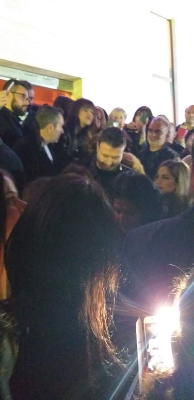 Ο Γιάννης Πλούταρχος και αρκετός κόσμος έξω από το νυχτερινό κέντρο