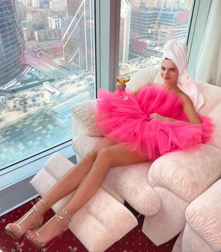 Η Anya A δείχνει τη θέα από το σπίτι της