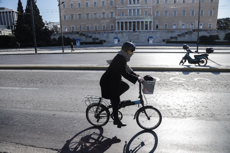 Γυναίκα με ποδήλατο στο άδειο Σύνταγμα λόγω κορωνοϊού