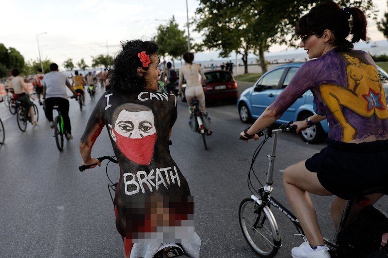 bodypainting με σύνθημα i can' t breathe