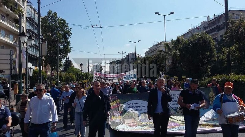 Η πορεία της ΠΟΕΔΗΝ με πανό στον δρόμο