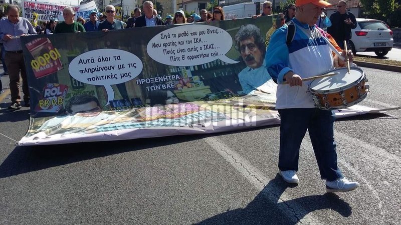 Πανό της ΠΟΕΔΗΝ κατά του Αλέξη Τσίπρα και του Παύλου Πολάκη