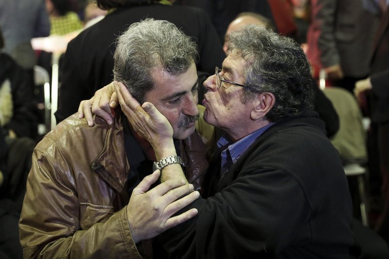 Ο Παύλος Πολάκης δέχεται ένα φιλί από οπαδό του ΣΥΡΙΖΑ