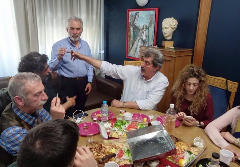 Ο Παύλος Πολάκης με συνεργάτες του στο υπουργείο για τα γενέθλιά του