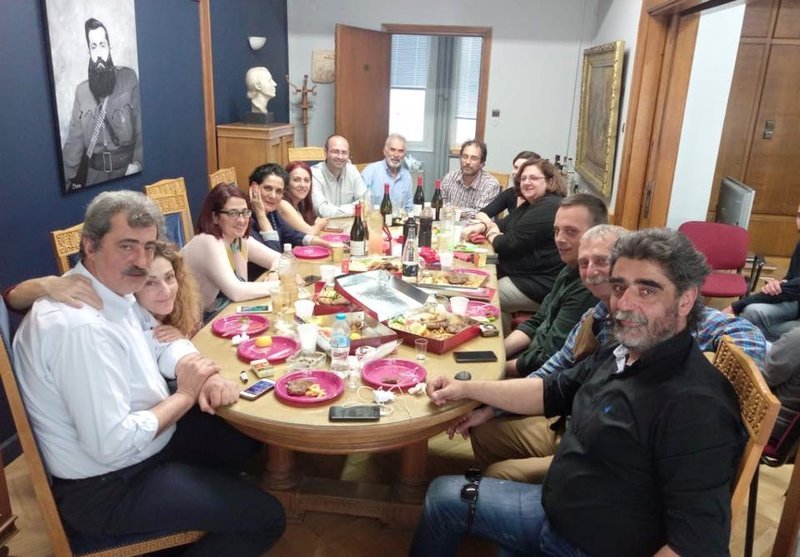 Γεμάτο το τραπέζι από «μπιστικούς» Πολάκη, κρασιά και εδέσματα -Πάνω από το κεφάλι του υπουργού το πορτρέτο του Αρη Βελουχιώτη