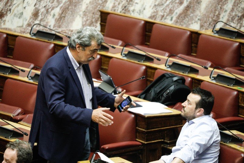 Παύλος Πολάκης και Νίκος Παππάς στη Βουλή -Φωτογραφία: EUROKINISSI/ΓΙΩΡΓΟΣ ΚΟΝΤΑΡΙΝΗΣ
