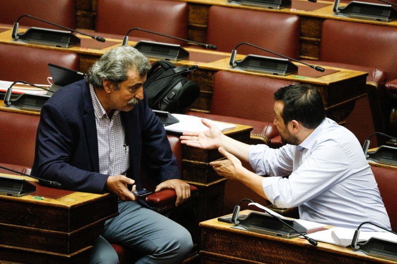 Παύλος Πολάκης και Νίκος Παππάς στη Βουλή -Φωτογραφία: EUROKINISSI/ΓΙΩΡΓΟΣ ΚΟΝΤΑΡΙΝΗΣ