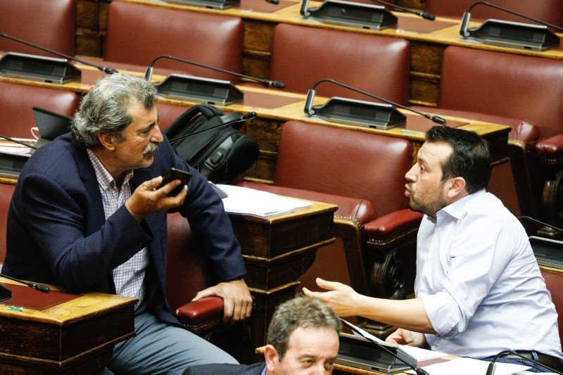 Παύλος Πολάκης και Νίκος Παππάς στη Βουλή -Φωτογραφία: EUROKINISSI/ΓΙΩΡΓΟΣ ΚΟΝΤΑΡΙΝΗΣ