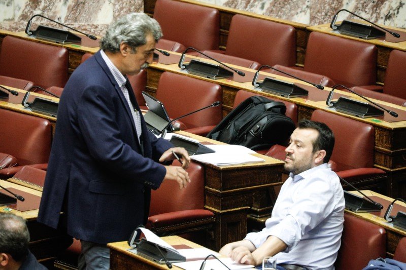 Παύλος Πολάκης και Νίκος Παππάς στη Βουλή -Φωτογραφία: EUROKINISSI/ΓΙΩΡΓΟΣ ΚΟΝΤΑΡΙΝΗΣ