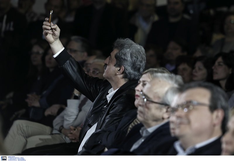 Ο Παύλος Πολάκης τραβάει σέλφις στο ΣΕΦ