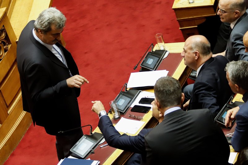 Ο Πολάκης μπροστά σε βουλευτές της ΝΔ στη Βουλή