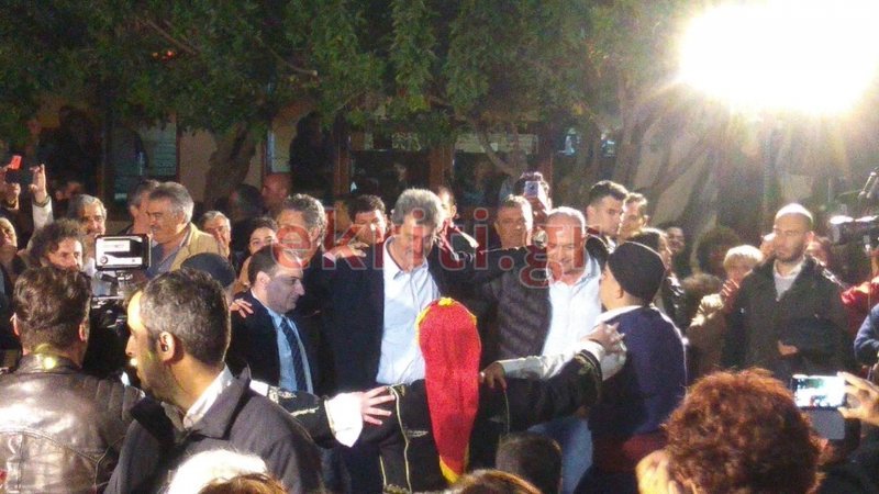 Χρήστος Σπίρτζης και Παύλος Πολάκης χορεύουν αγκαλιασμένοι κρητικά