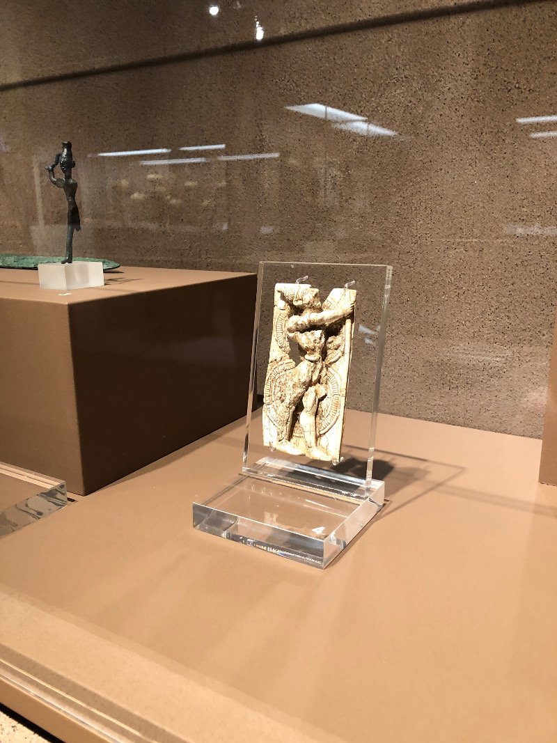   Ελεφαντοστέινο πλακίδιο πολεμιστή από το  Αρτεμίσιο, στη Δήλο (14ος-13ος αι. π.Χ.).