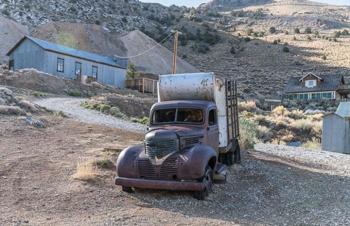 Ένα εγκαταλελειμμένο φορτηγάκι