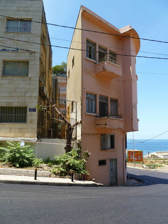 Στενή πολυκατοικία