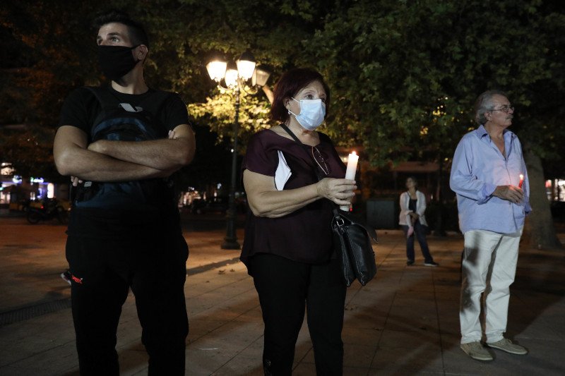Ενα κερί στο Σύνταγμα για τα θύματα της Χρυσής Αυγής / Φωτογραφία: Eurokinissi