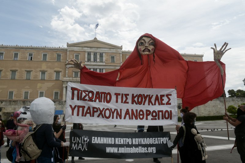 Με πανό και συνθήματα οι καλλιτέχνες στη σημερινή συγκέντρωση/ Φωτογραφία: EUROKINISSI/ΜΠΟΛΑΡΗ ΤΑΤΙΑΝΑ 