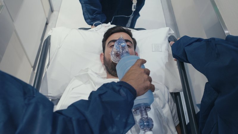 Ο Ορφέας μεταφέρεται στο νοσοκομείο μετά τον τραυματισμό του από πυροβολισμό αστυνομικού