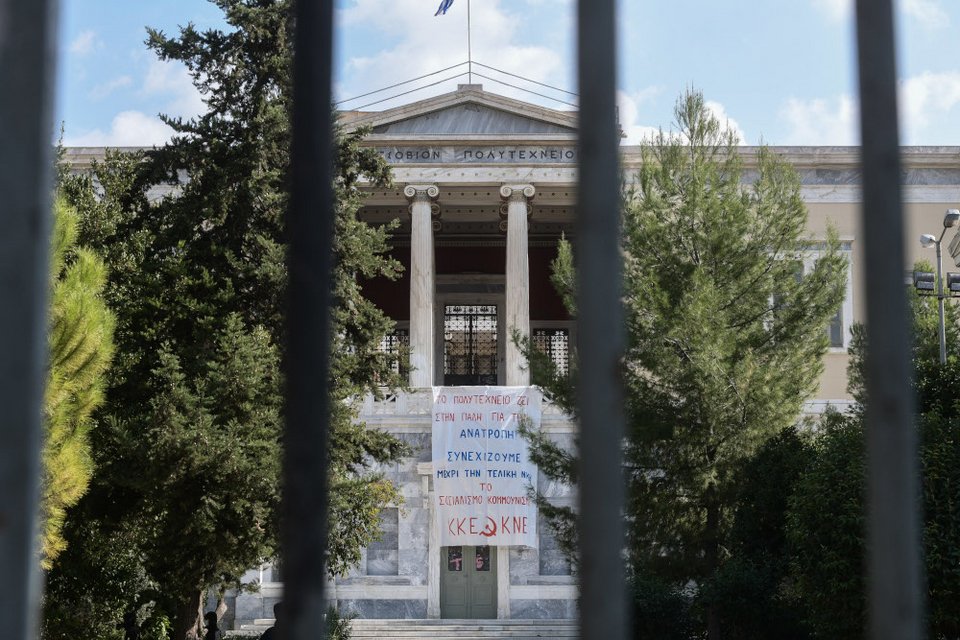 Μπήκαν τα ΜΑΤ στο Πολυτεχνείο
