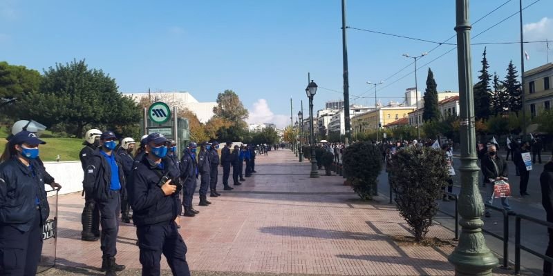 Ισχυρές αστυνομικές δυνάμεις παρακολουθούν από κοντά την πορεία του ΚΚΕ