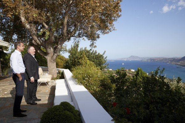 Ο Κυριάκος Μητσοτάκης δείχνει στον Μάικ Πομπέο τον κόλπο της Σούδας από το πατρικό του σπίτι