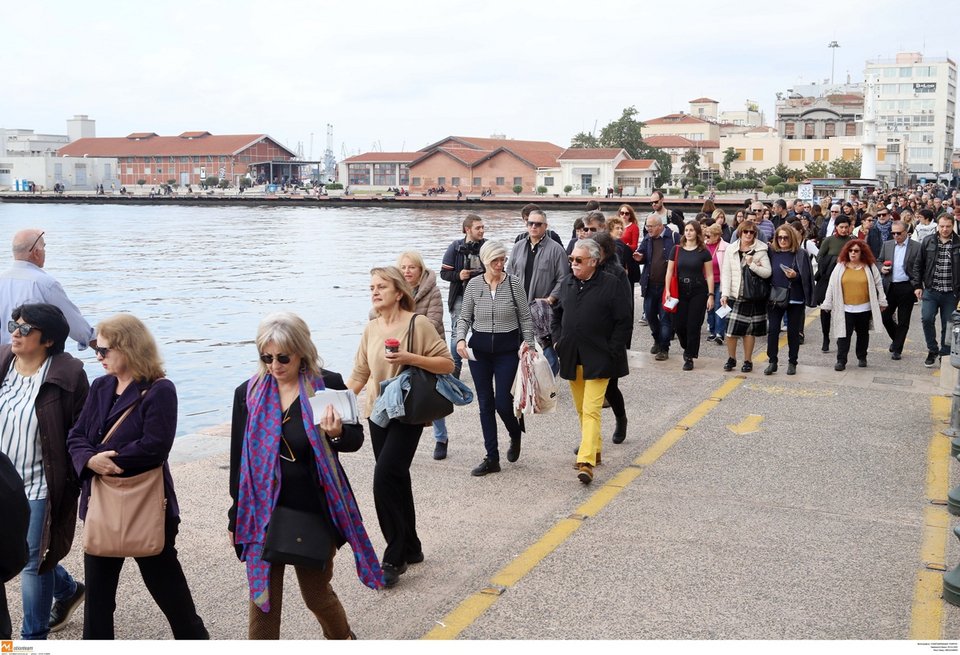 Κόσμος συμμετέχει στην πορεία