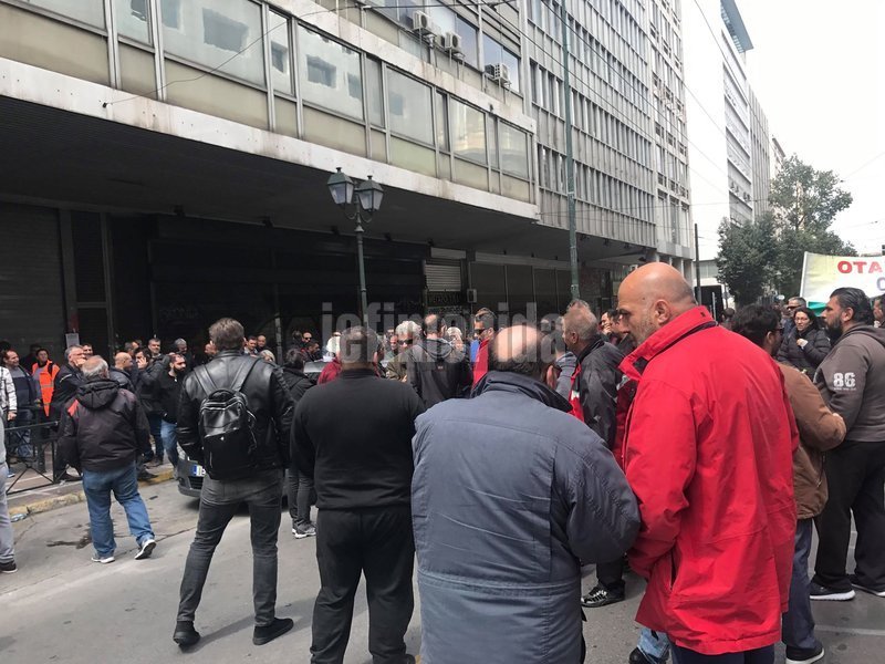 Συγκέντρωση εργαζομένων στα Ναυπηγεία Ελευσίνας στο υπ. Εργασίας