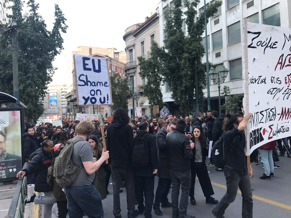 Πορεία διαμαρτυρίας προς τη Βουλή πραγματοποιούν αυτήν την ώρα αναγνωρισμένοι πρόσφυγες.
