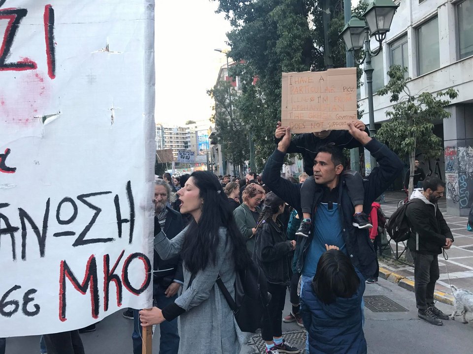 Κρατώντας πανό διαμαρτύρονται επειδή θα βρεθούν χωρίς στέγη.