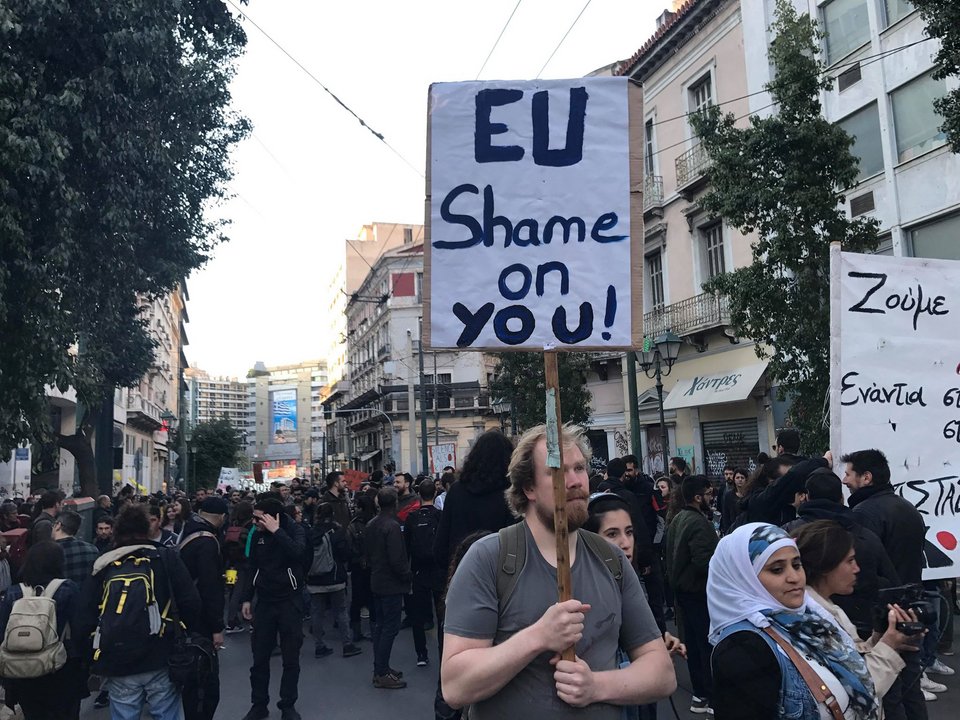 Κρατούν πανό που γράφουν «Ευρώπη ντροπή σου».