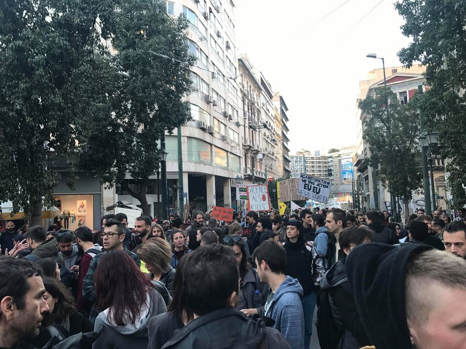 Η Σταδίου κατακλύστηκε με πρόσφυγες.