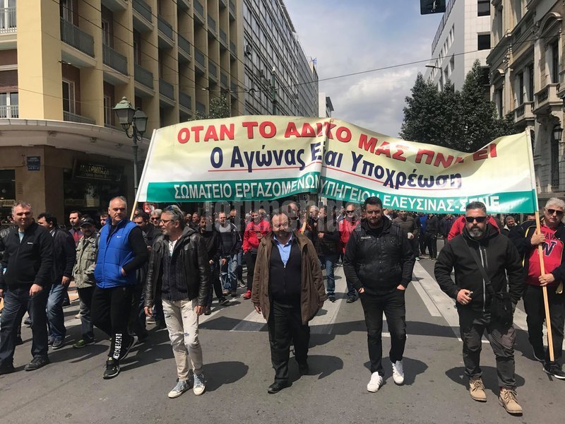 Εργαζόμενοι στα Ναυπηγεία πορεία στην πλατεία Κοραή
