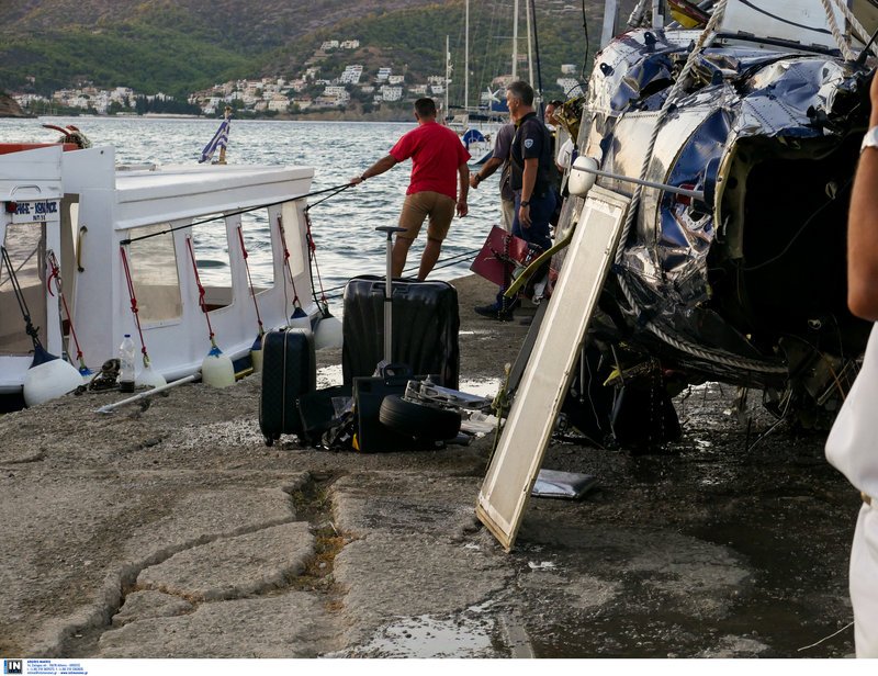 Οι βαλίτσες των επιβαινόντων δίπλα στα συντρίμμια του ελικοπτέρου