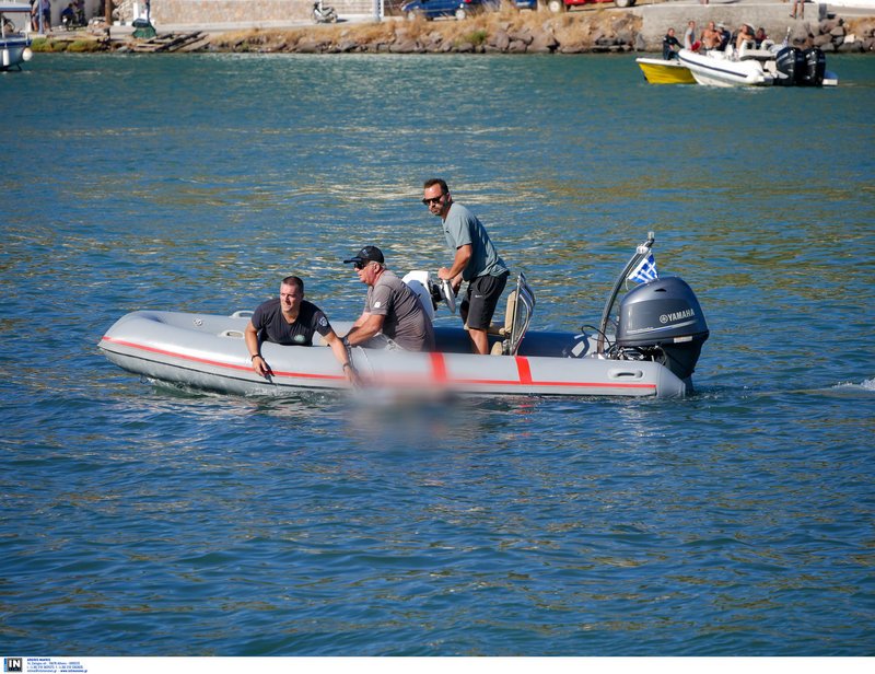 Ανδρες του Λιμενικού μεταφέρουν στην ξηρά σορό επιβαίνοντα στο μοιραίο ελικόπτερο -Φωτογραφία: Intimenews/ΠΥΘΑΡΟΥΛΗΣ ΝΙΚΟΣ