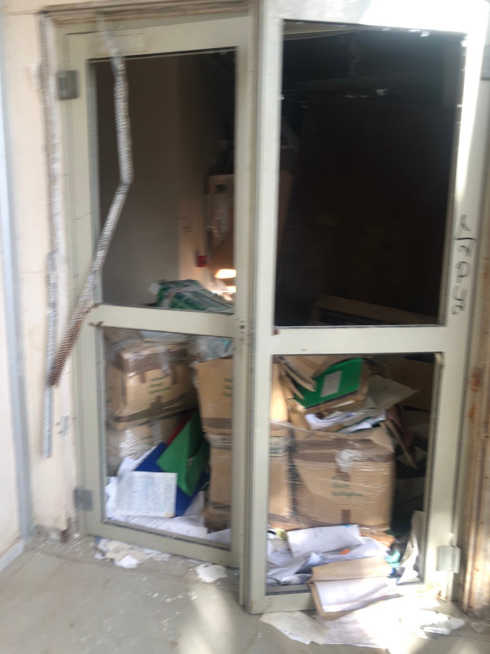Πόρτες έξω από αποθήκες, δείχνουν ότι έχει γίνει λεηλασία