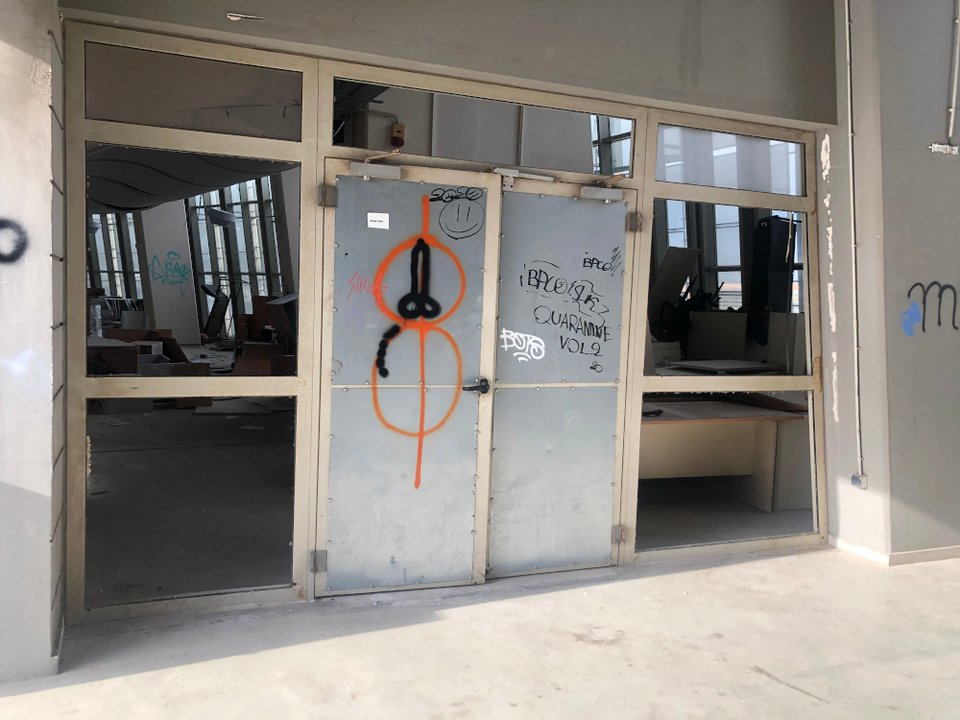 Είσοδος στο γήπεδο με σπασμένα τζάμια