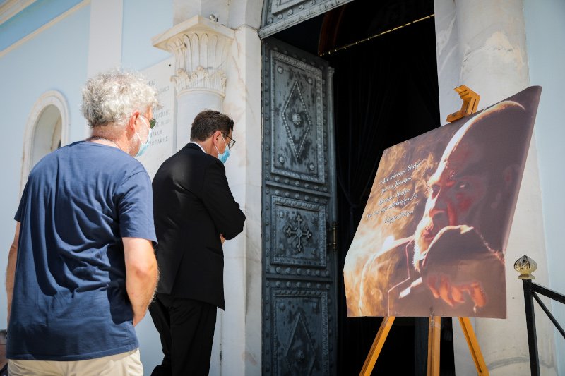 Το πορτρέτο του μπροστά στην εκκλησία