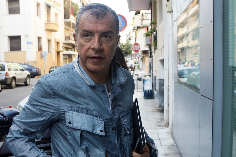 Ο Σταύρος Θεοδωράκης μπαίνει στην συνεδρίαση της Π.Γ. του Ποταμιού