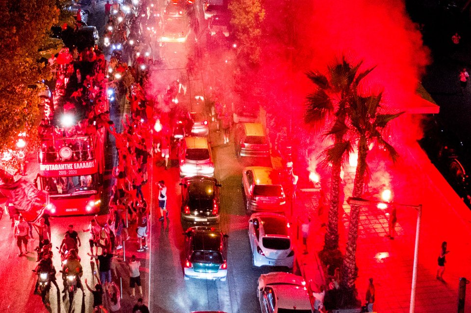 Καπνογόνα στον δρόμο δίπλα στο πούλμαν του Ολυμπιακού