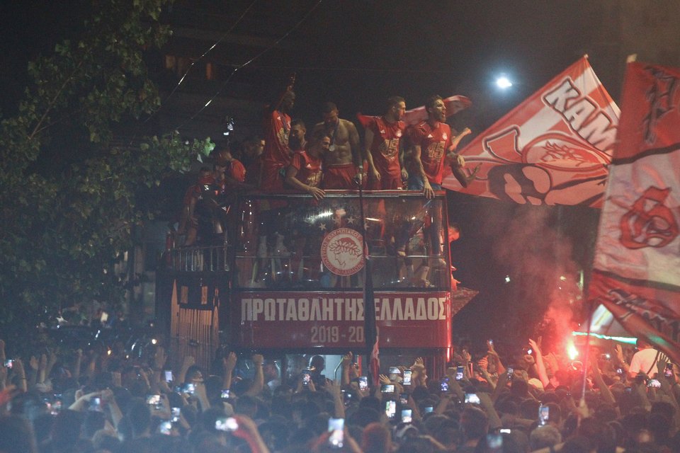 Πανηγυρισμοί από παίκτες και οπαδούς Ολυμπιακού