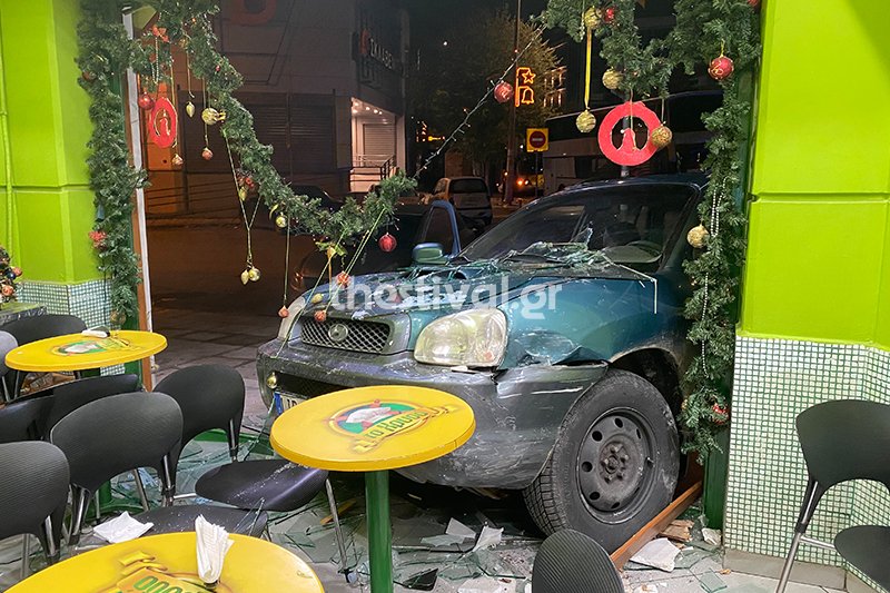 αυτοκινητο μεσα σε βιτρίνα