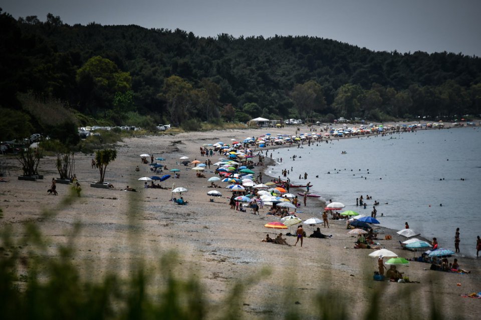 Αρκετός ο κόσμος και στο Μονολίθι, έξω από την Πρέβεζα, με τις παρέες να αφήνουν αποστάσεις